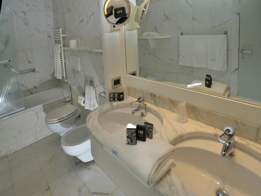 Standard Queen Room with Single Bed - Non-Smoking