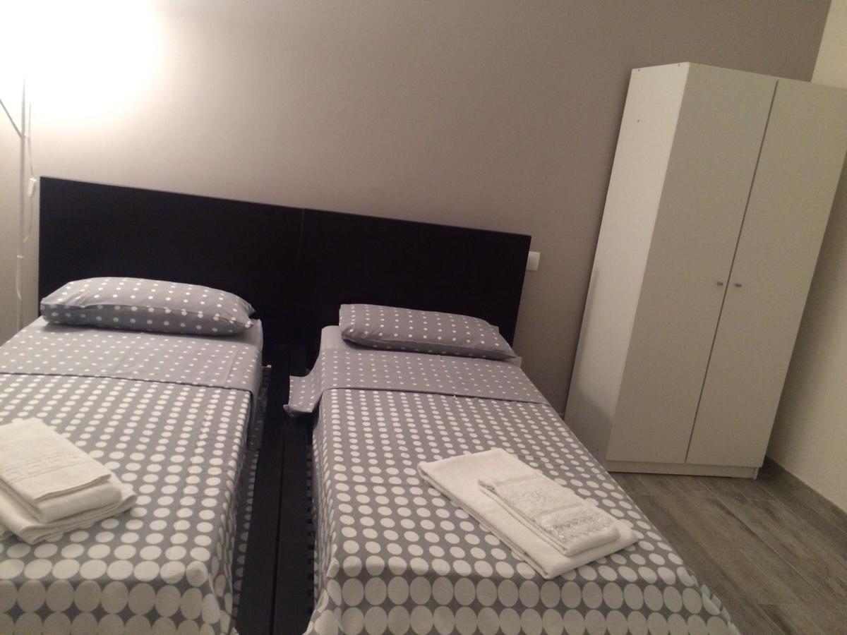 Pokój z 2 łóżkami pojedynczymi i wspólną toaletą