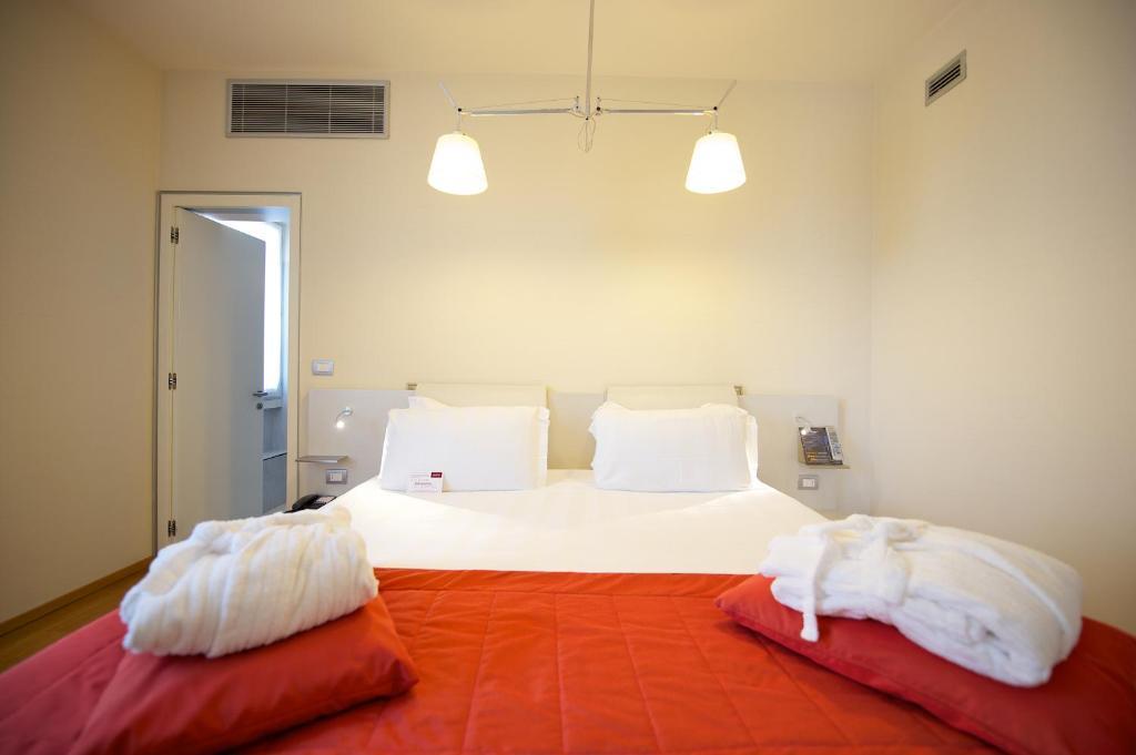 Classic Double Room with King Bed,62436694:JPEG