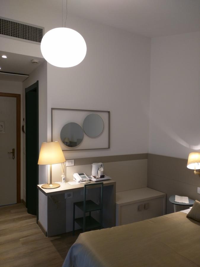 Doppel-/Zweibettzimmer mit seitlichem Meerblick