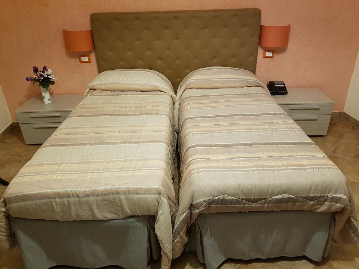 Camera Matrimoniale/Doppia con Letti Singoli con Doccia
