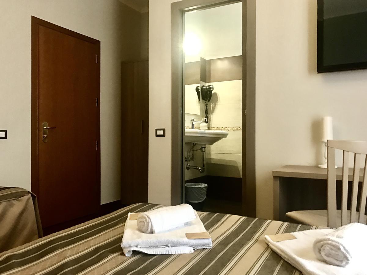Deluxe Double Room,723642748:JPEG