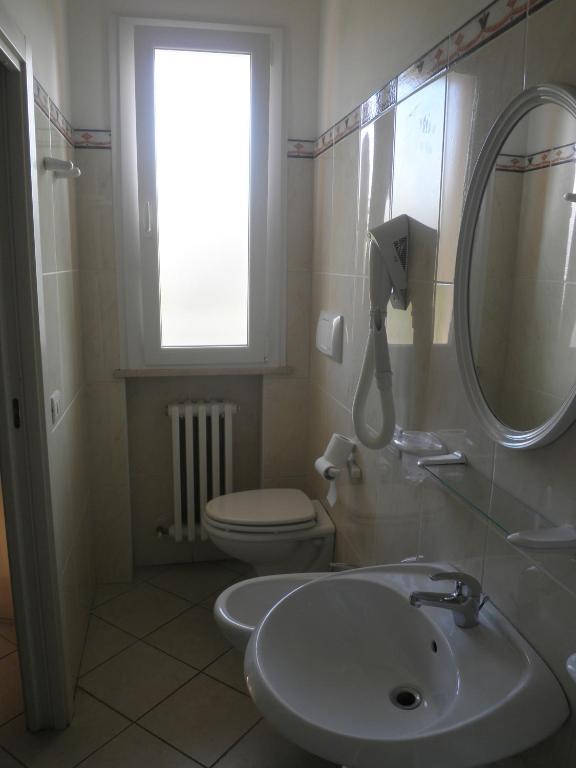 Pokój dwuosobowy z balkonem i widokiem na ogród