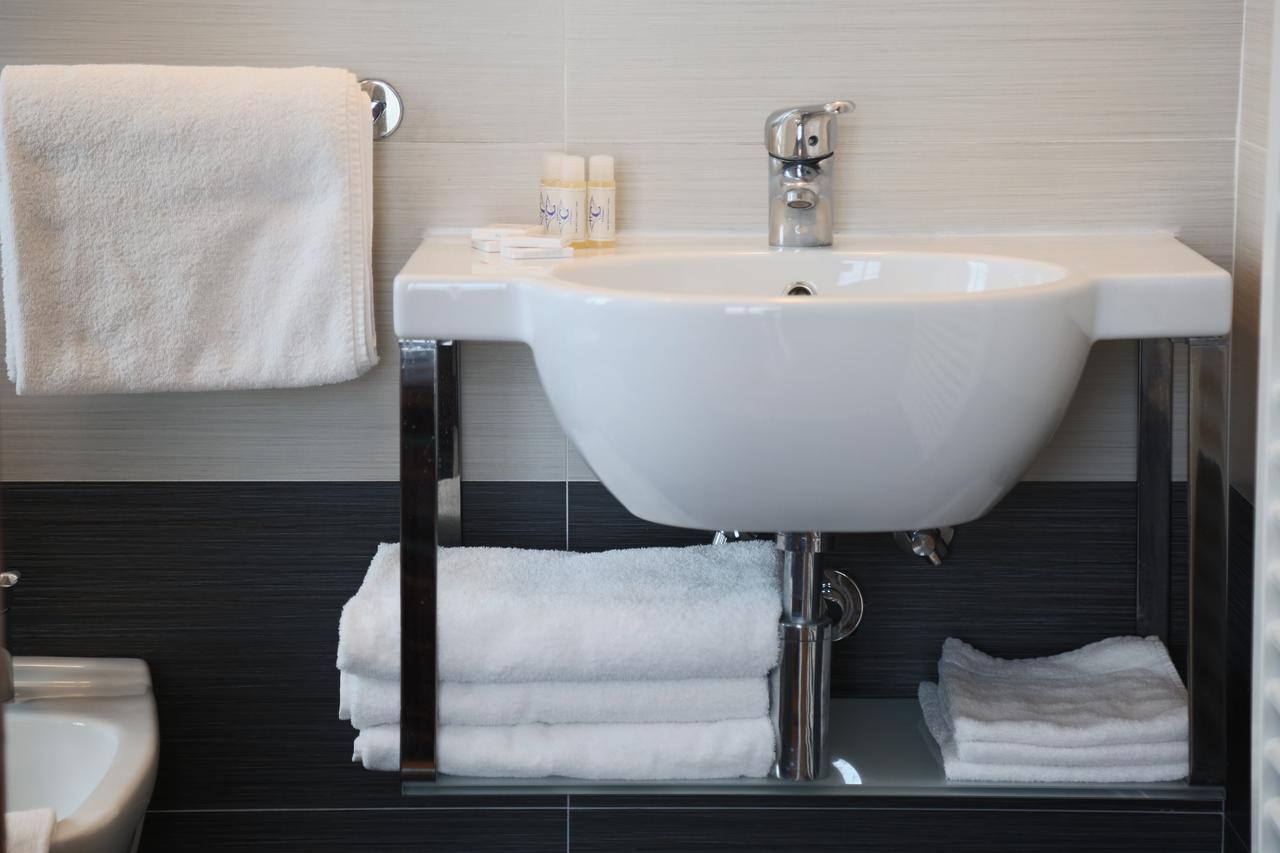 Large Single Room,640392993:JPEG