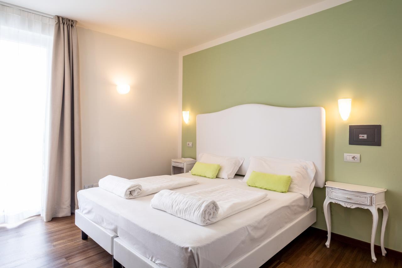 Deze tweepersoonskamer heeft 1 tweepersoonsbed of 2 aparte bedden, een balkon en uitzicht op de tuin
