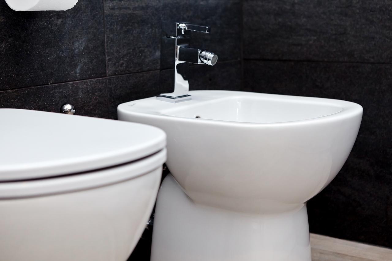 Pokój z łóżkiem typu queen-size oraz wanną z hydromasażem.