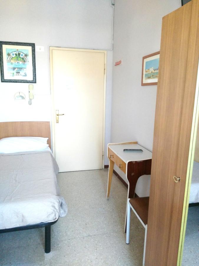 Single Room Private External Bathroom,644395011:JPEG