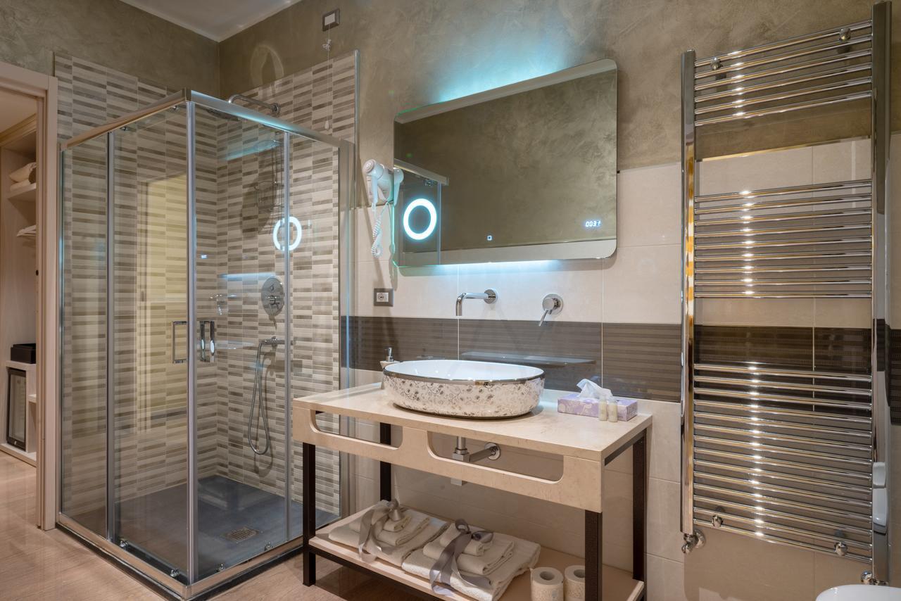 Deluxe Suite with Spa Bath