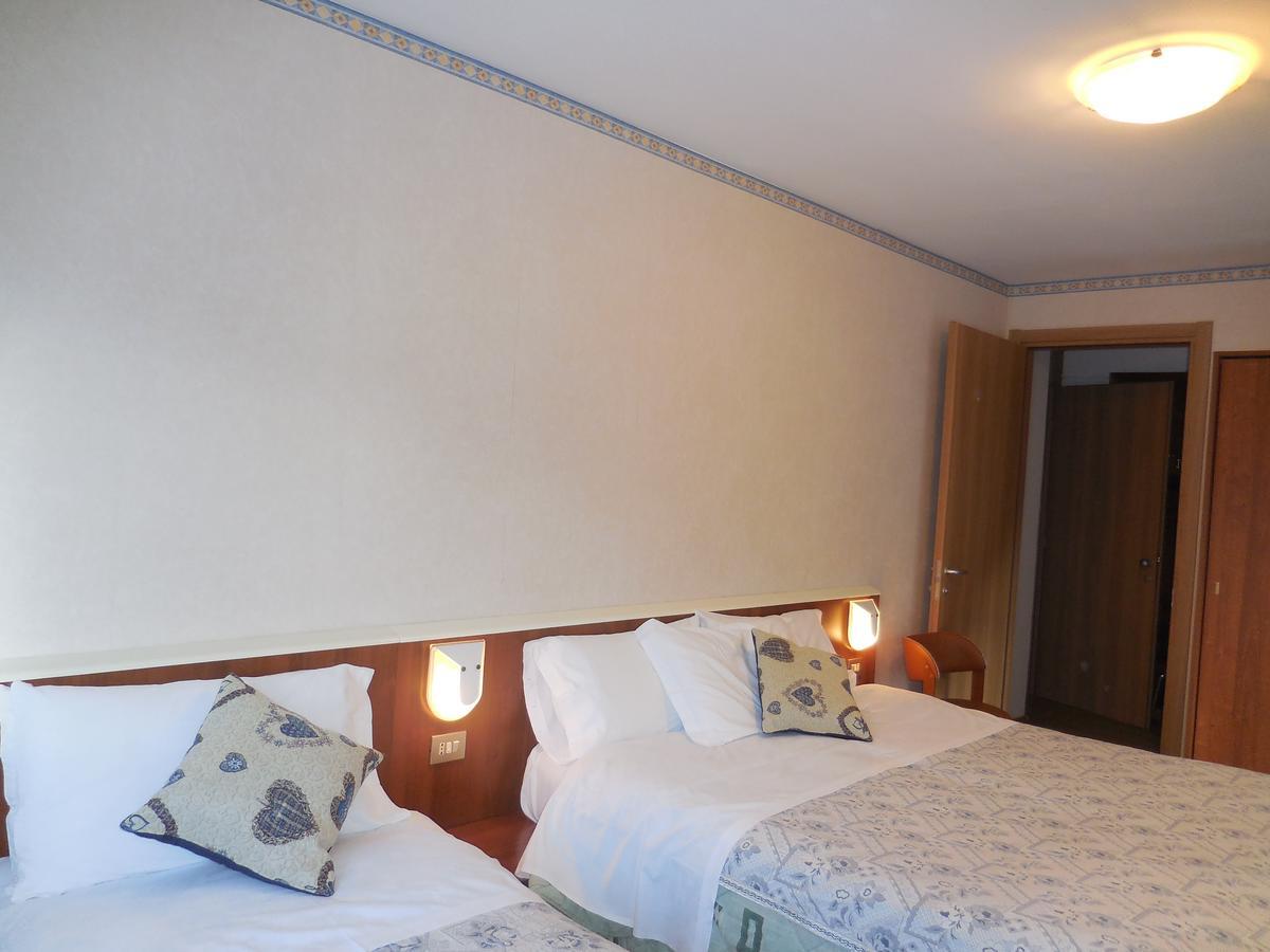Triple Room,647186964:JPEG