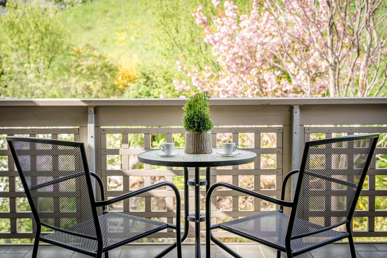 Doppelzimmer mit Balkon und Gartenblick