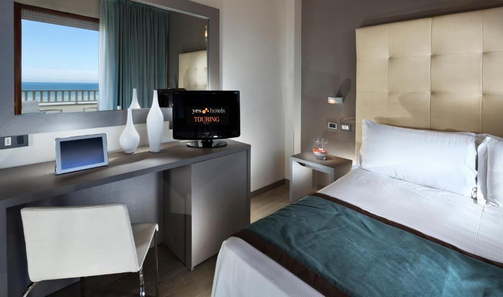 Lateral sea view Classic Double Room with Balcony and pool access,1546961995:JPEG