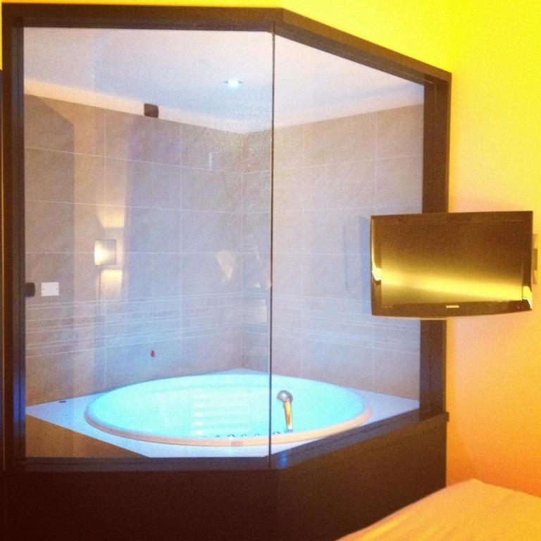 Junior Suite Hot Tub,835376675:JPEG