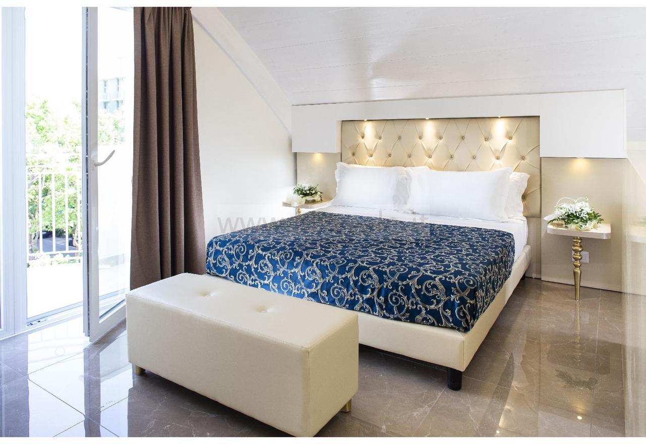 Apartament typu Junior Suite z częściowym widokiem na morze
