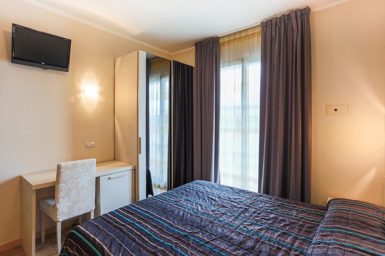 Large Single Room,640393428:JPEG