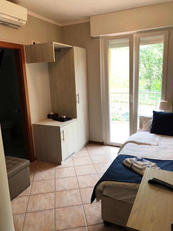 Single Room with Mountain View,664192779:JPEG