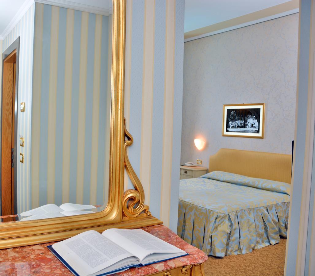 Standard Double or Twin Room,664626594:JPEG