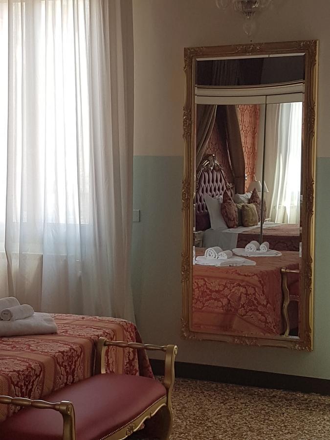 Apartament typu Deluxe Suite „Giacomo Casanova" z widokiem na plac Campo Santo Stefano