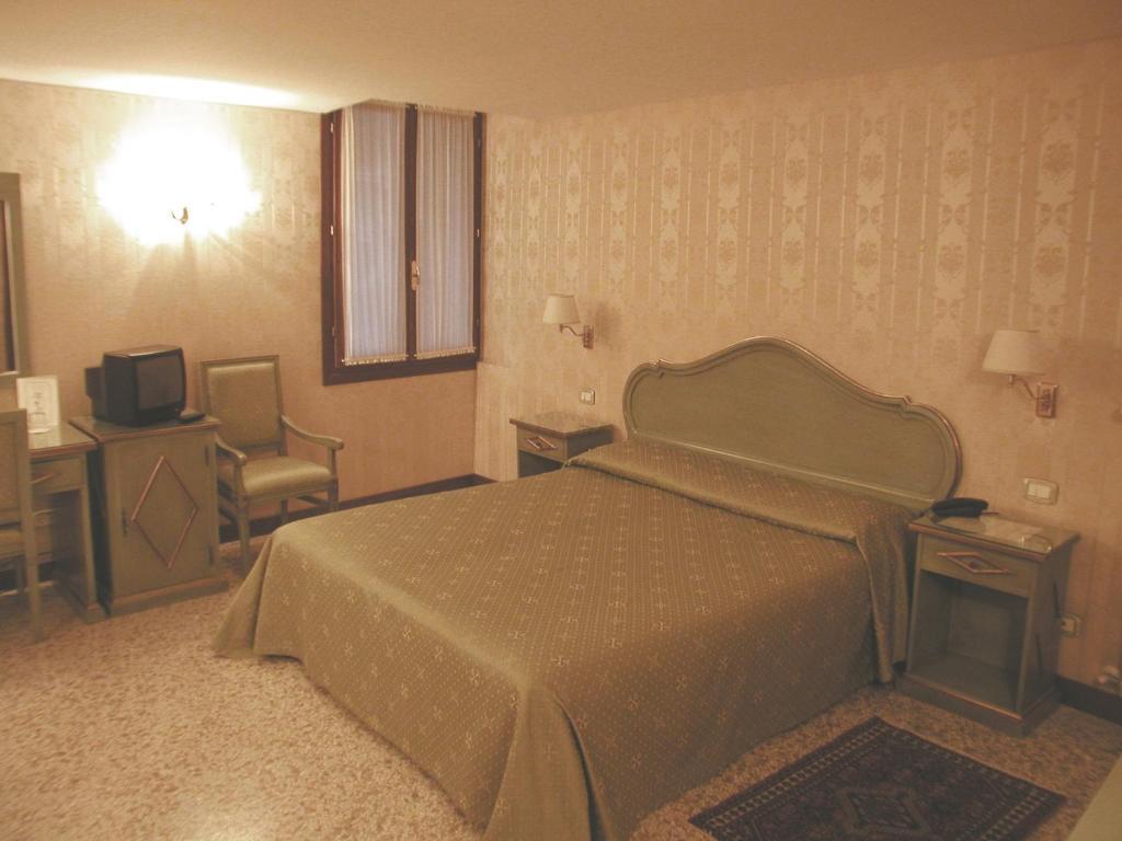 Quarto com Cama de Casal ou 2 de Solteiro