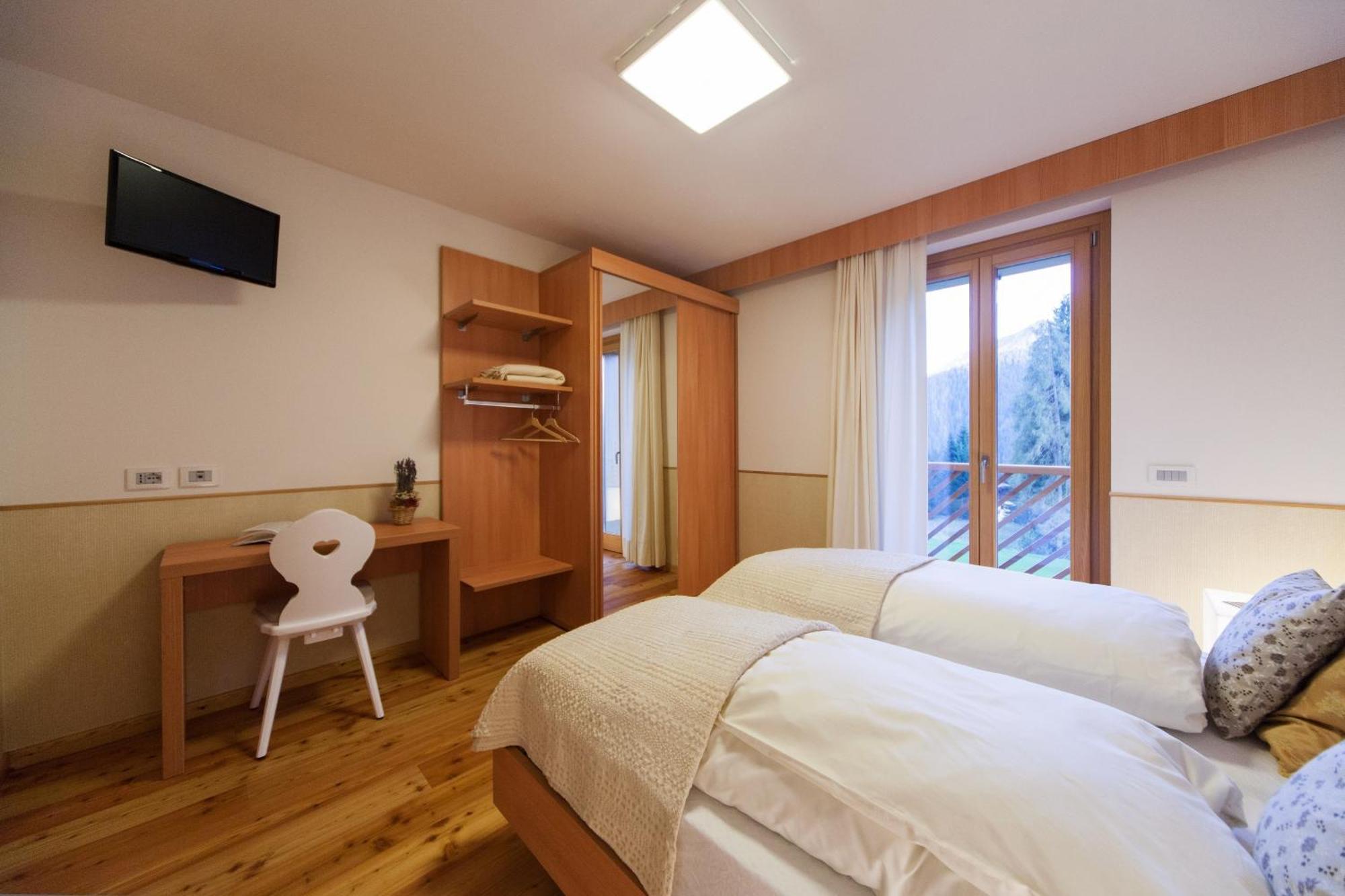 Double or Twin Room with Mountain View