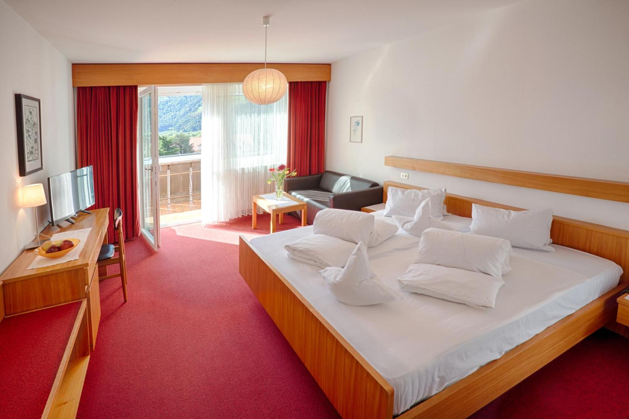 Classic Double Room Balcony,394715988:JPEG