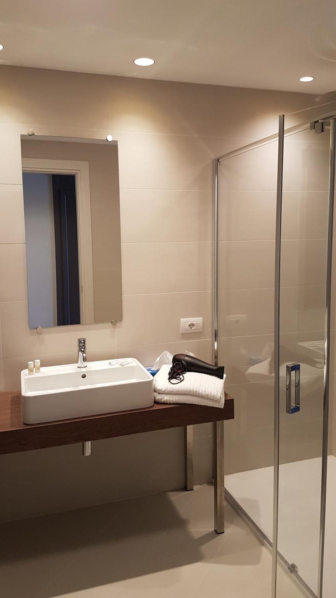 Deluxe Doppel- oder Zweibettzimmer mit Balkon und Seeblick