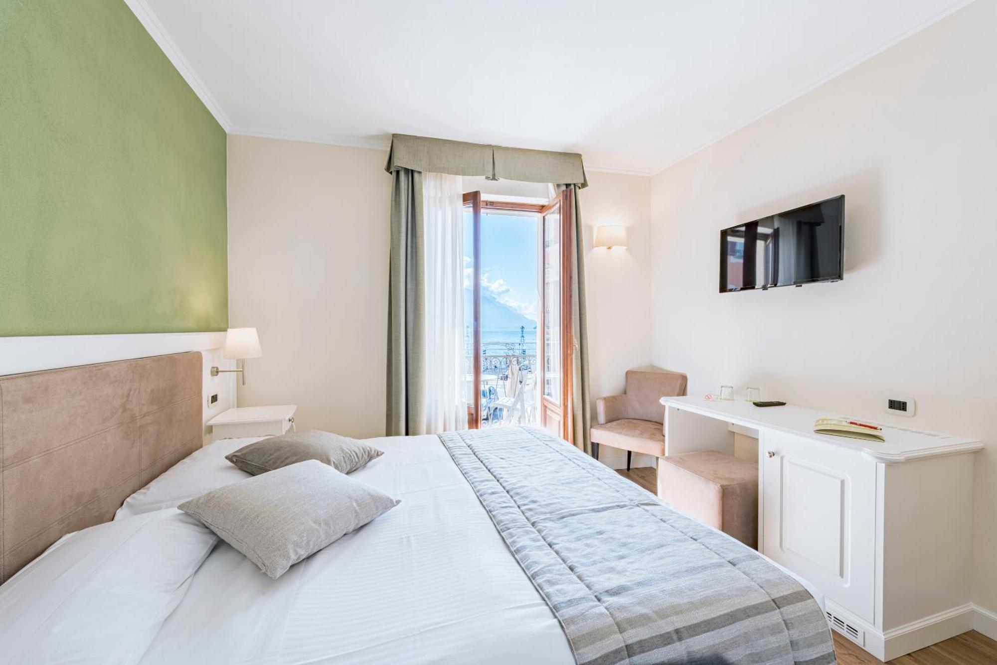 Double Room with Balcony and Lake View