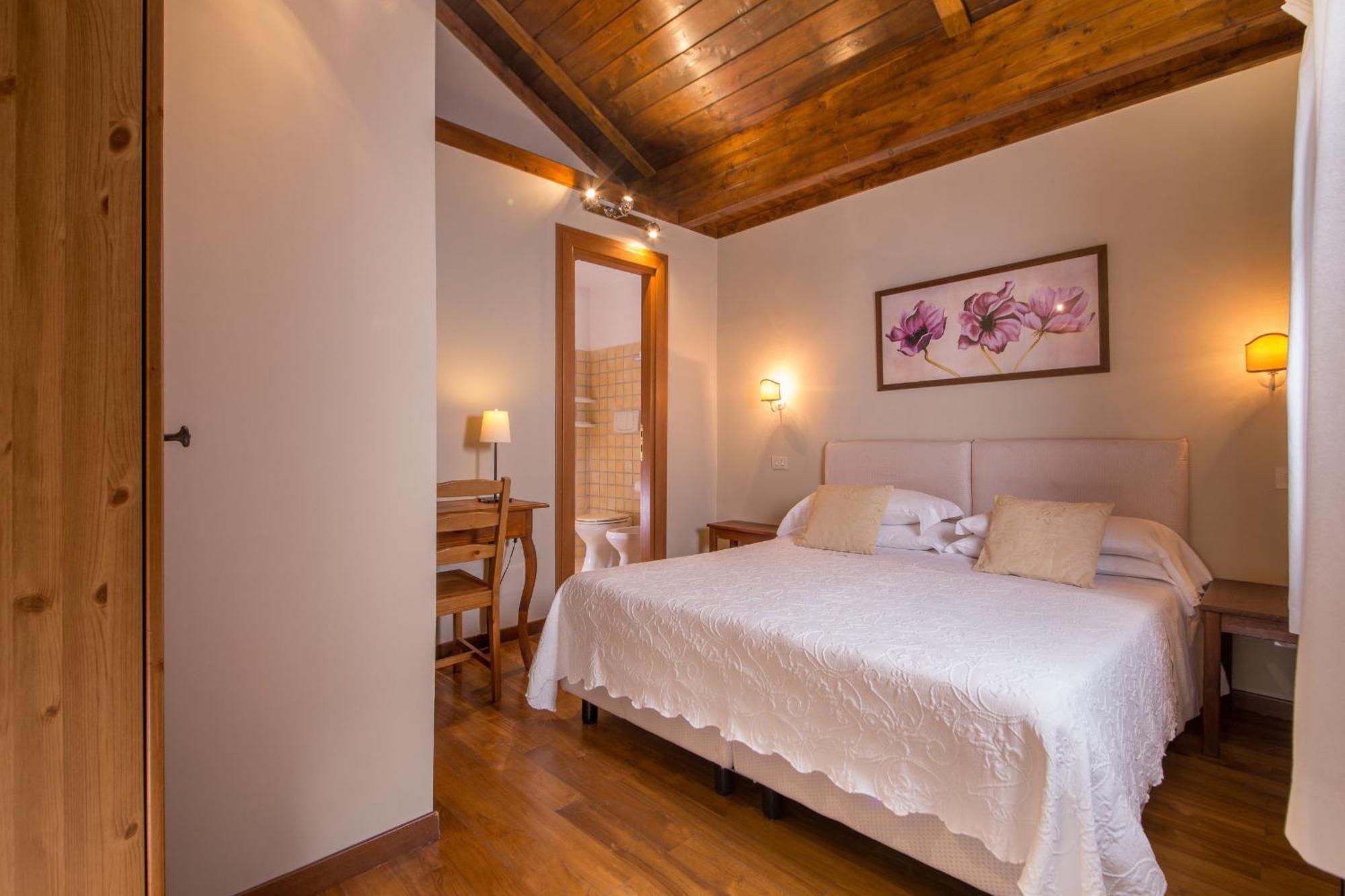 Small Double Room,288526172:JPEG