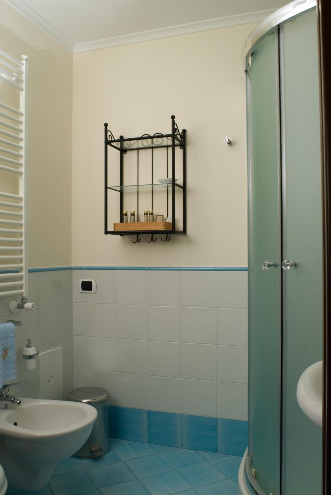 Single Room,690595506:JPEG