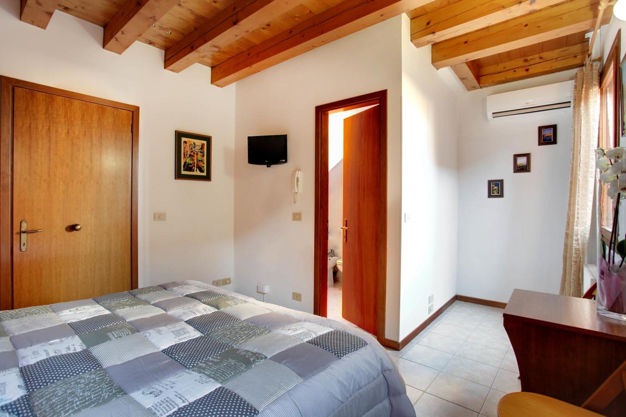 Quarto com Cama de Casal ou 2 de Solteiro