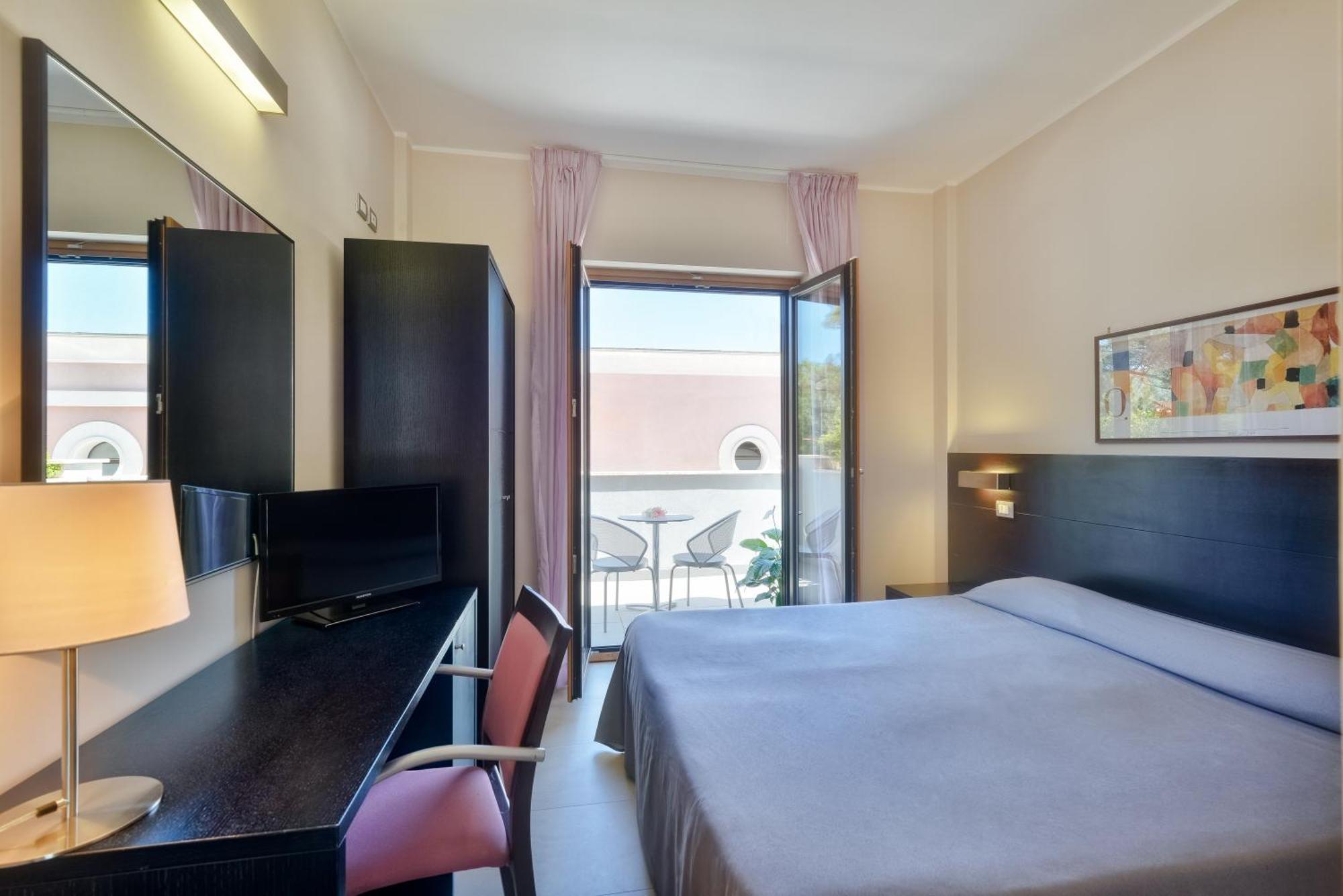 Small Double Room,693785622:JPEG