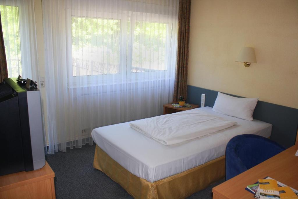 Standard Double or Twin Room,7079482:JPEG