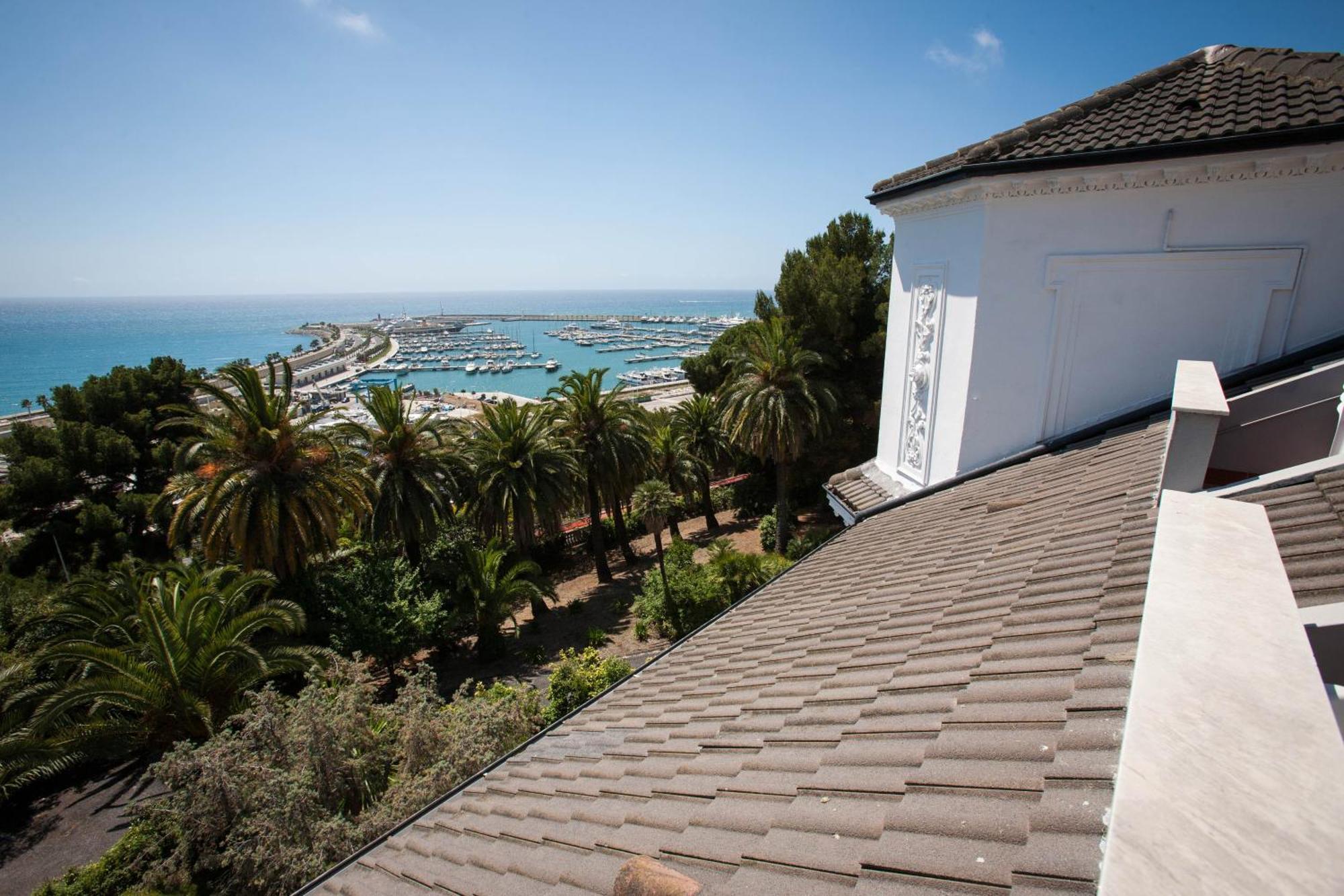 Studio Balcony Sea View Split Level