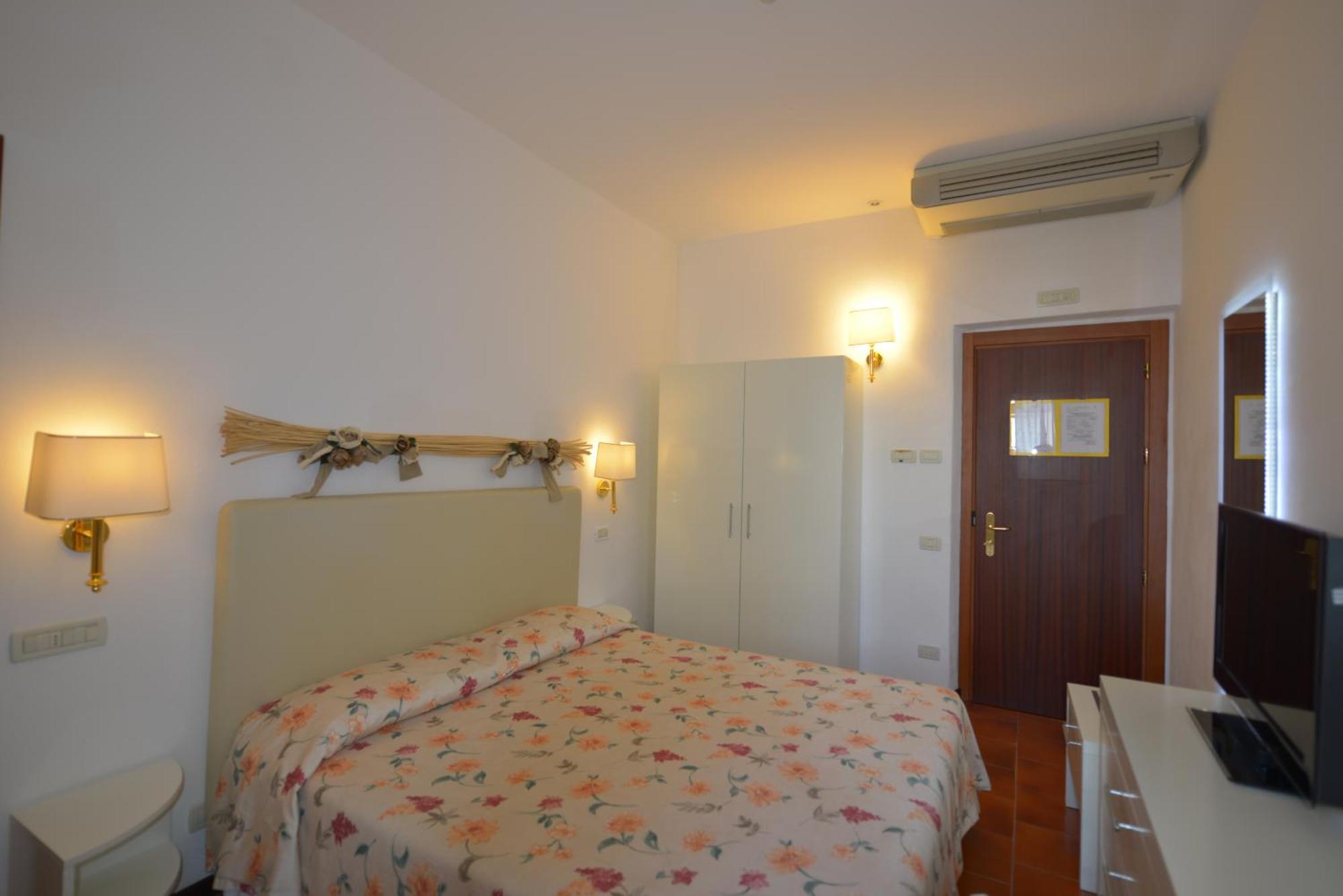 Small Double or Twin Room,1310868496:JPEG