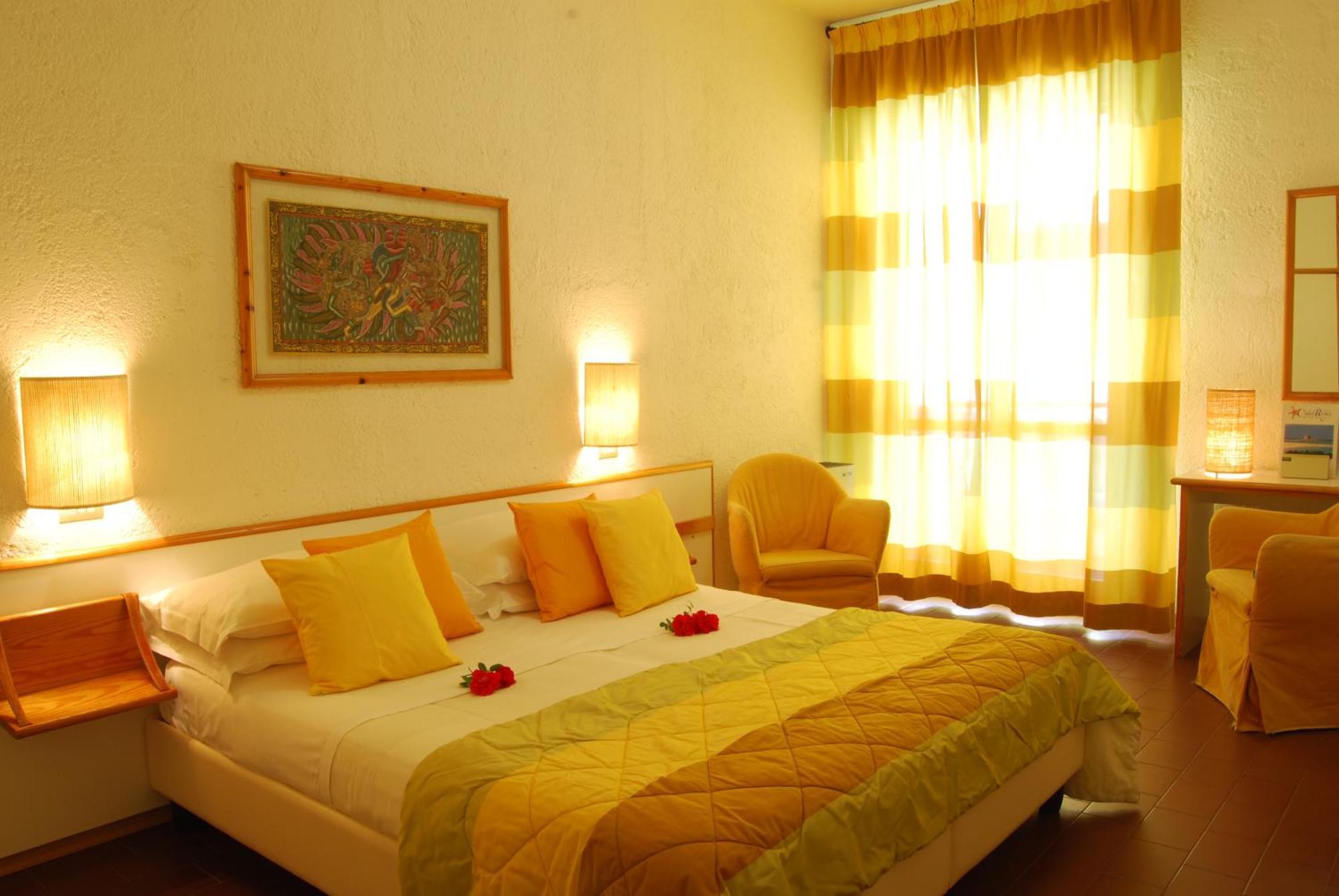 Room with One Queen and Two Single Beds - Non-Smoking,707641285:JPEG