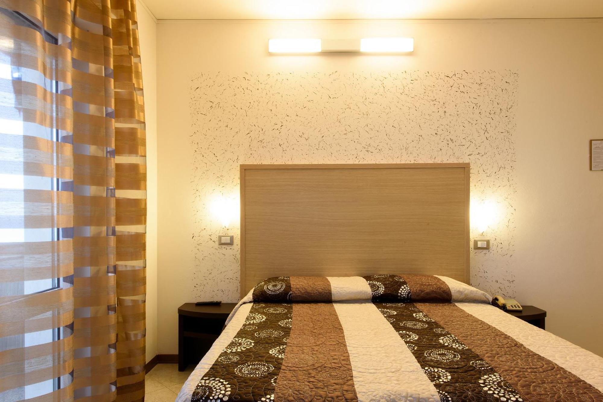 Standard Double Room,709443490:JPEG