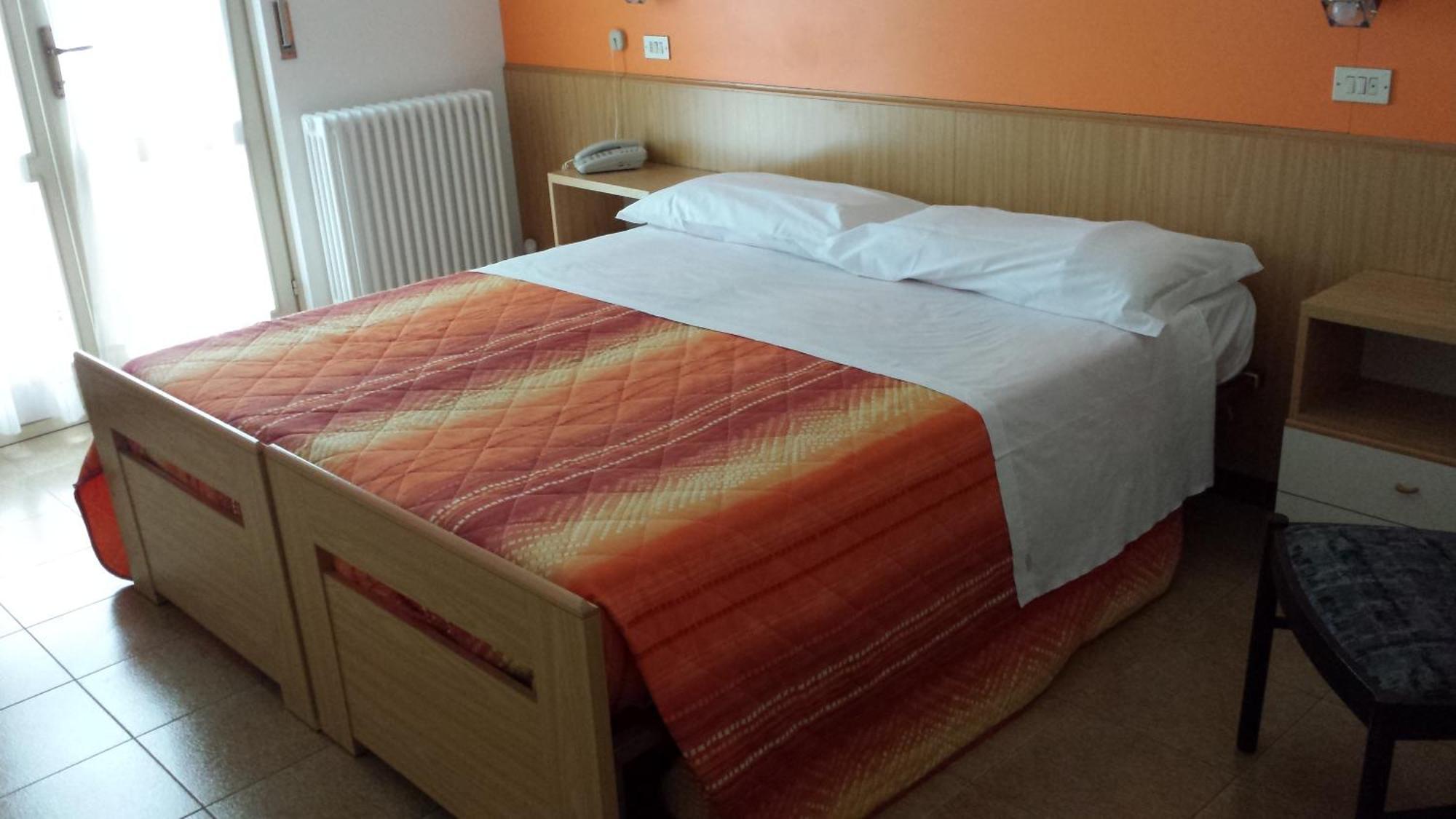 Doppel-/Zweibettzimmer mit Balkon