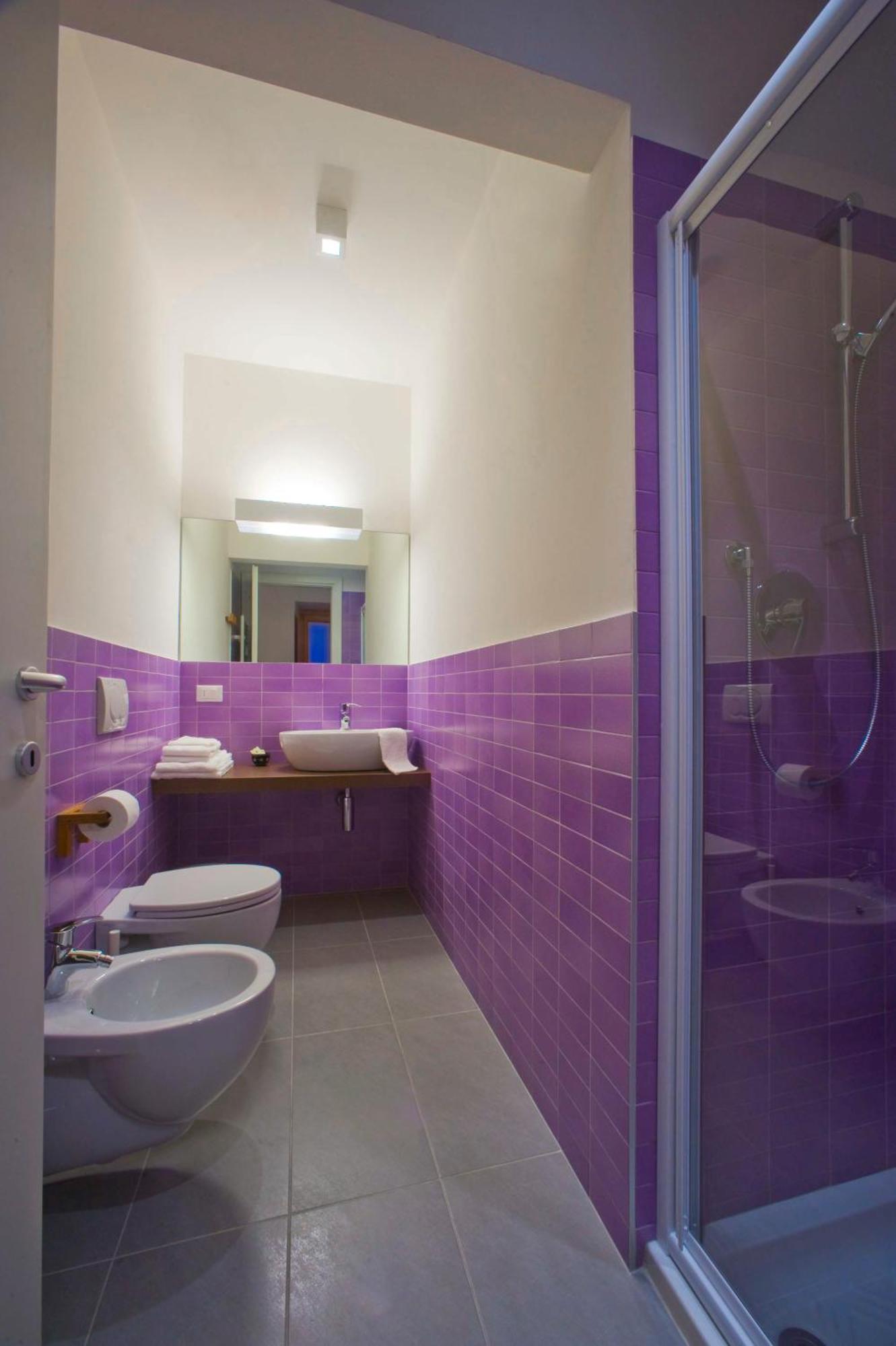 Quarto com Cama de Casal ou 2 de Solteiro e Banheiro