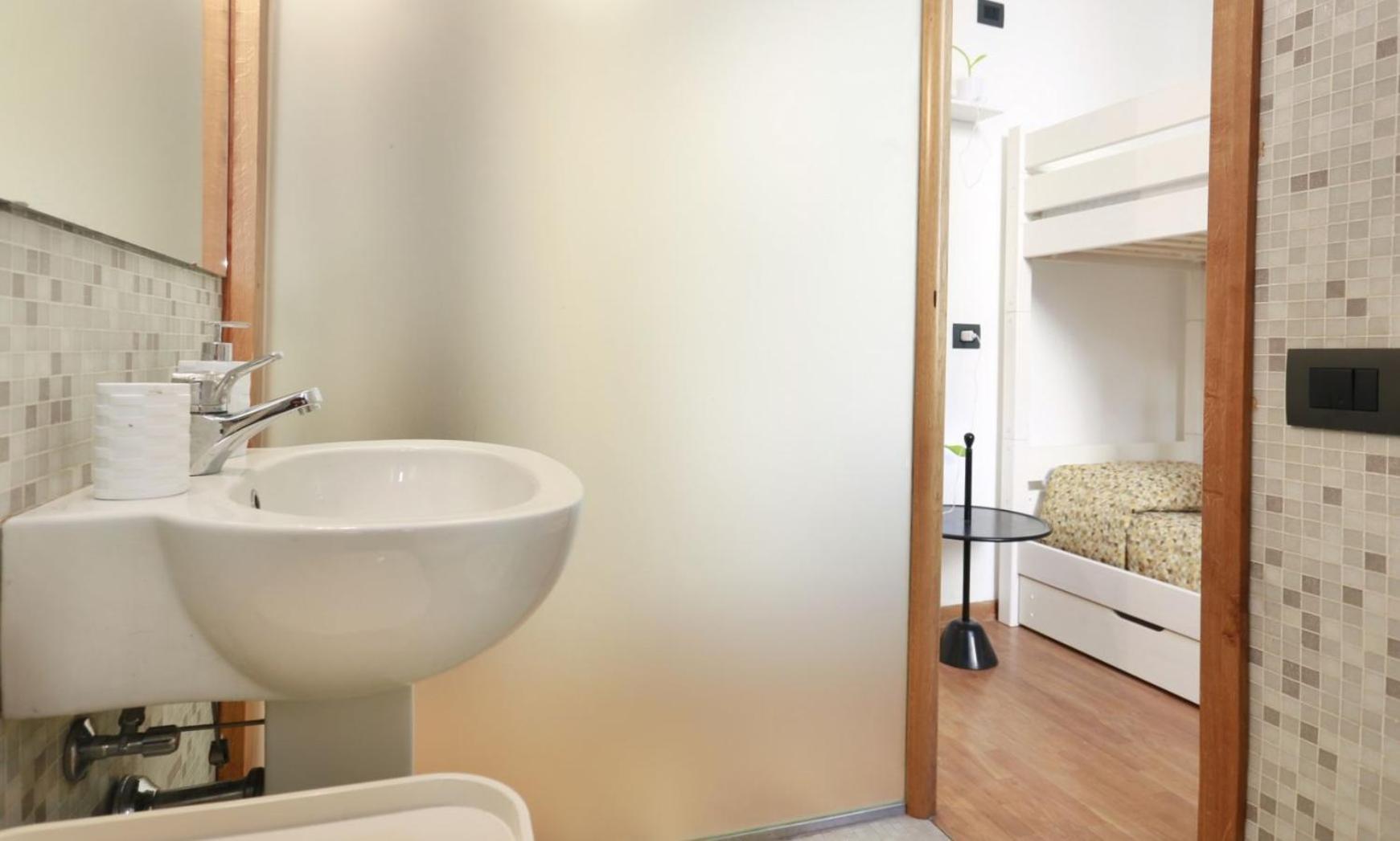 Small Single Room,747260606:JPEG