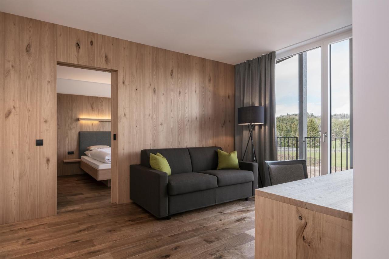 Zimmer mit Kingsize-Bett und Bergblick
