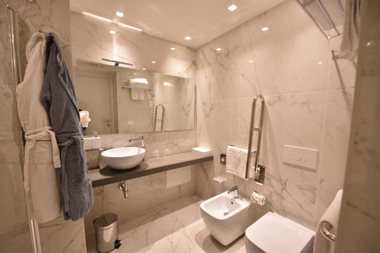 Deluxe Double Room with Balcony,762338299:JPEG