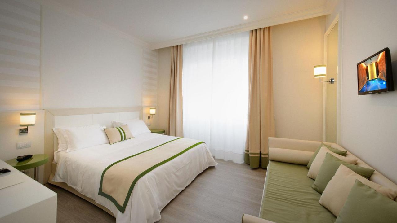 Dreibettzimmer mit eingeschränktem Meerblick