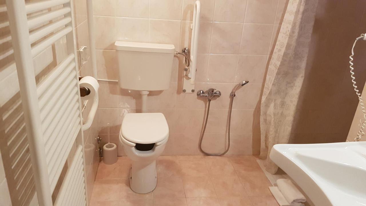 Comfort Triple Room Shower,1309310857:JPEG