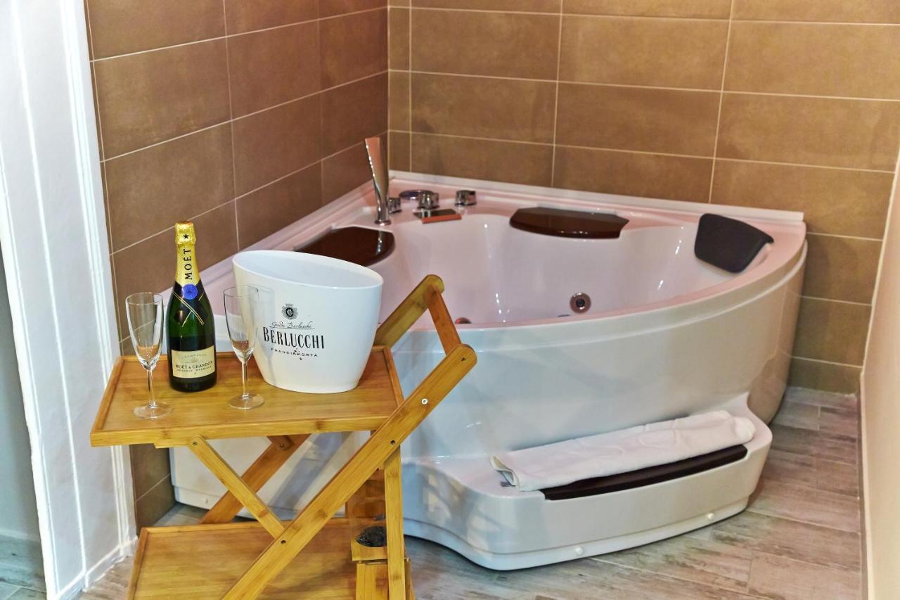 Deluxe Suite Spa Bath