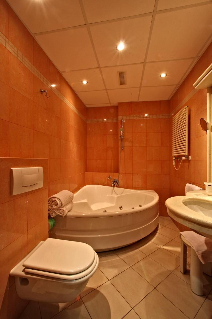 Deluxe Double or Twin Room with Spa Bath,1635080246:JPEG