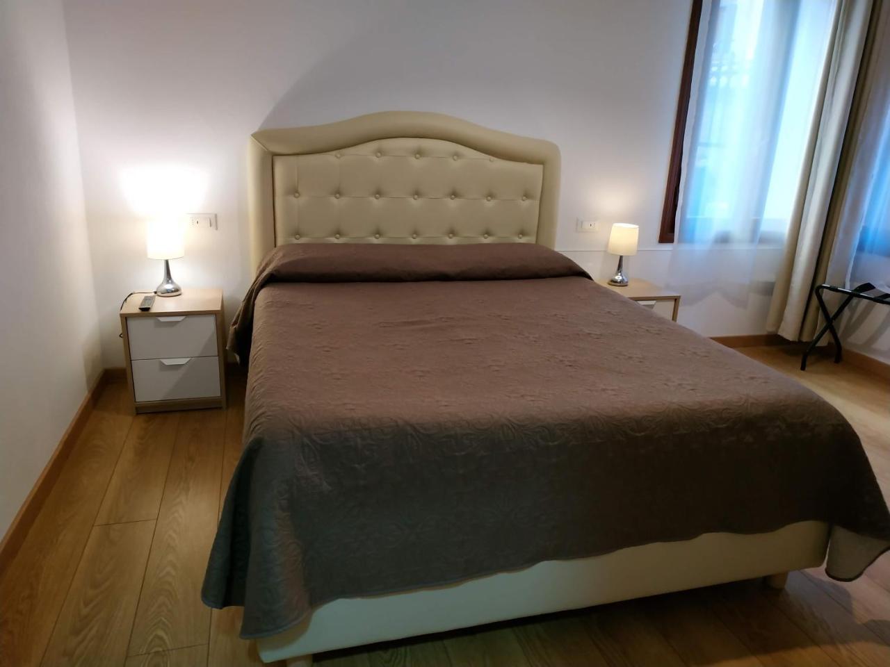 Pokój dwuosobowy typu Deluxe z prysznicem i prywatną łazienką