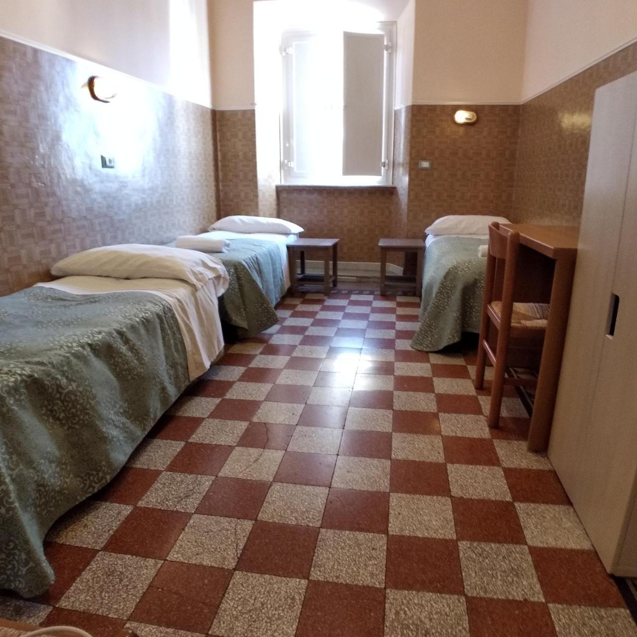 Pokój Trzyosobowy ze wspólną łazienką