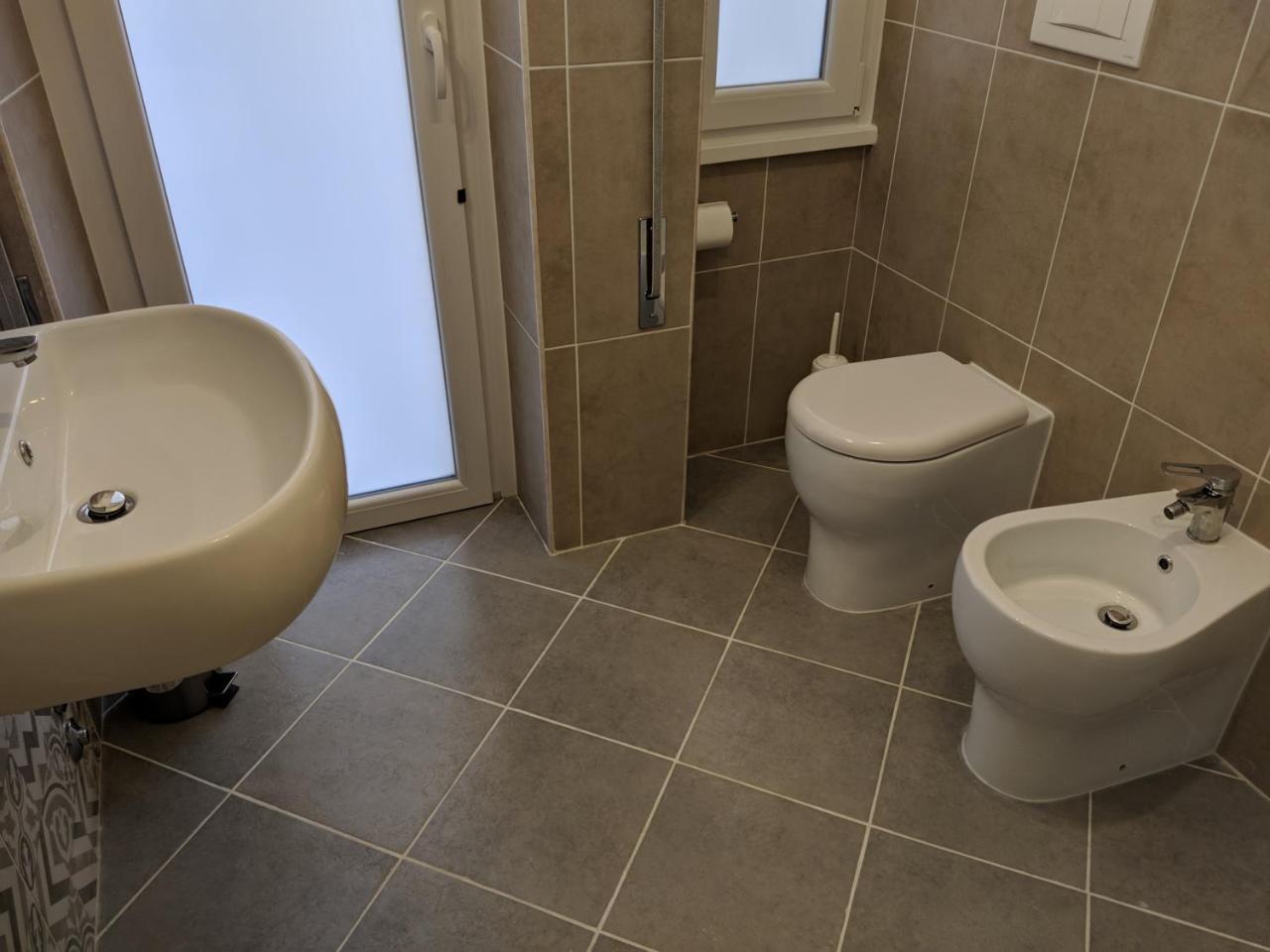 Pokój z łóżkiem typu king-size i balkonem