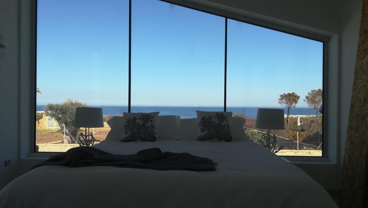 Habitación con cama grande y vistas al mar