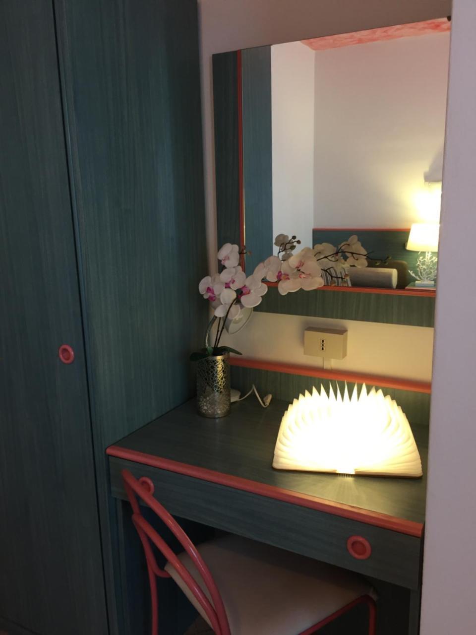 Kisméretű szoba kétszemélyes ággyal és erkéllyel