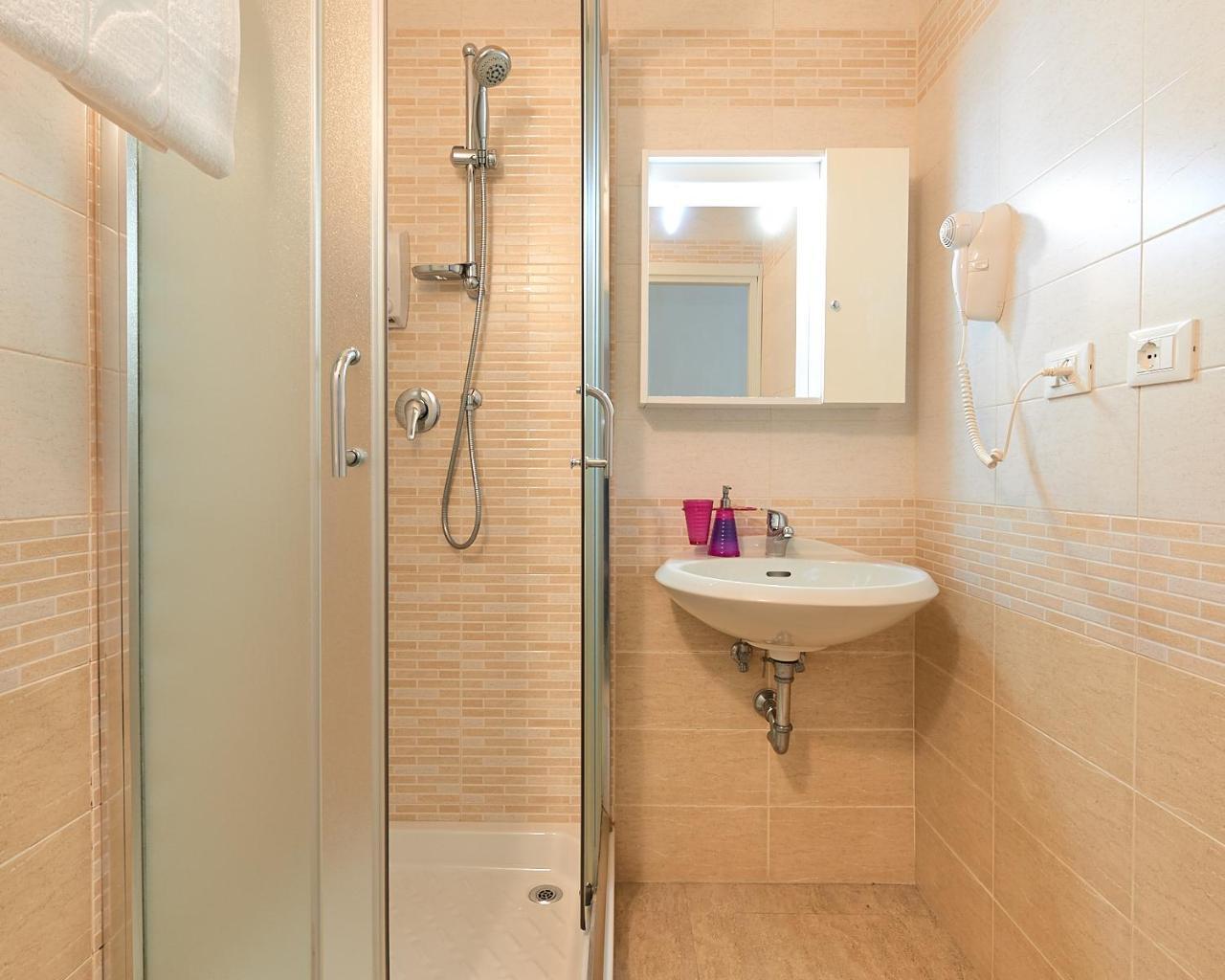 Tweepersoonskamer met Extra Bed en Eigen Badkamer